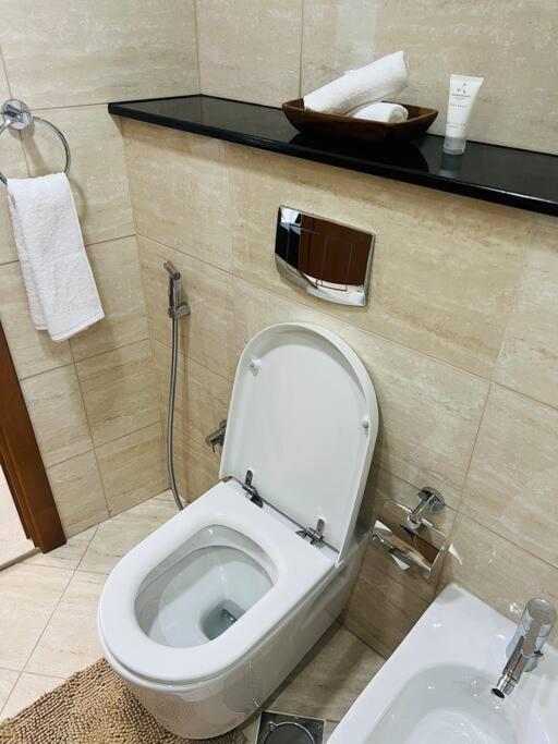 1 Bed Apartment With Sea View, Pool, Gym & Free Parking In Dubai Marina Bagian luar foto